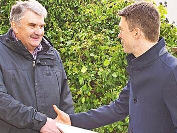 Karl Herzog (links) wurde von MdB Stefan Müller für seine langjährige Mitgliedschaft in der CSU ausgezeichnet. Foto: privat