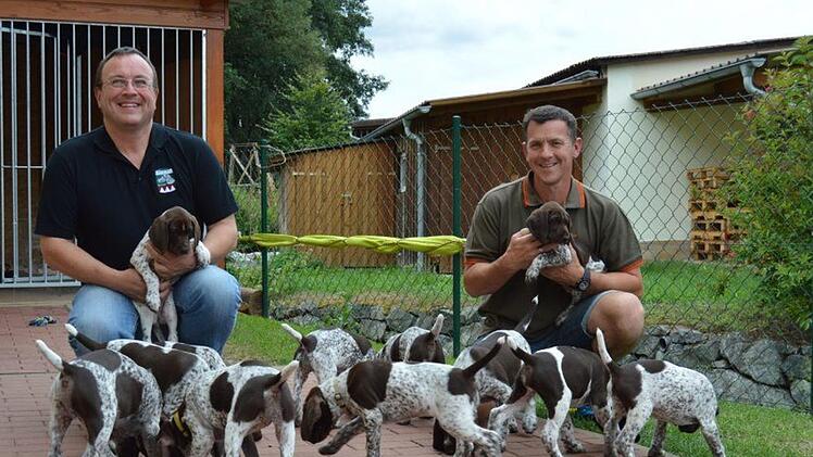 Aus den Jagdhund-Welpen im Motschenbacher Zwinger vom Seeliggrund ist nach acht Wochen eine Rasselbande von Halbstarken geworden. Zuchtwart Oliver Schwarm (links) vom Deutsch-Kurzhaar-Verband bescheinigt Züchter Tino Eber: "Alles top in Ordnung."  privat