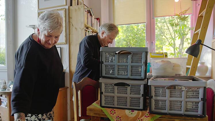 Wenn zwei Haushalte zusammengelegt werden, sammelt sich schnell einiges an. Ulrike und Gerhard stehen nun vor der Aufgabe, gründlich auszusortieren, um Platz für ihr gemeinsames Zuhause zu schaffen.
