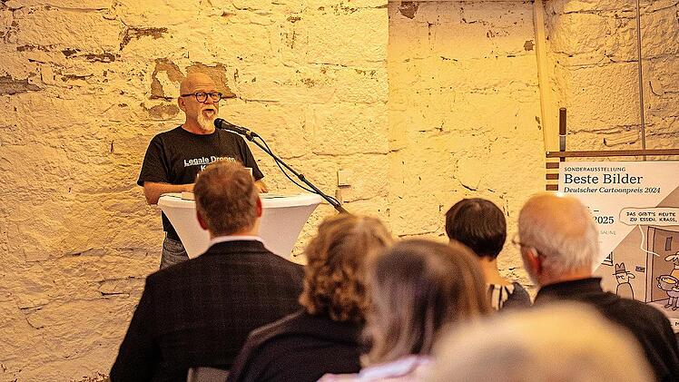 Der Kabarettist Bernd Gieseking begeisterte bei seinem Auftritt die zahlreichen G&auml;ste der Vernissage.