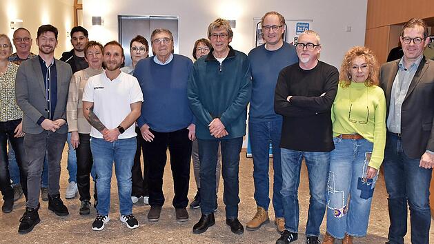 Die &bdquo;Ihr Ziel&ldquo;-Vorstandschaft mit Vorsitzendem Alfred Kalis (F&uuml;nfter von rechts), der gew&auml;hlten Vorstandschaft und B&uuml;rgermeister J&uuml;rgen G&auml;belein (rechts).