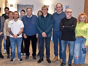 Die &bdquo;Ihr Ziel&ldquo;-Vorstandschaft mit Vorsitzendem Alfred Kalis (F&uuml;nfter von rechts), der gew&auml;hlten Vorstandschaft und B&uuml;rgermeister J&uuml;rgen G&auml;belein (rechts).
