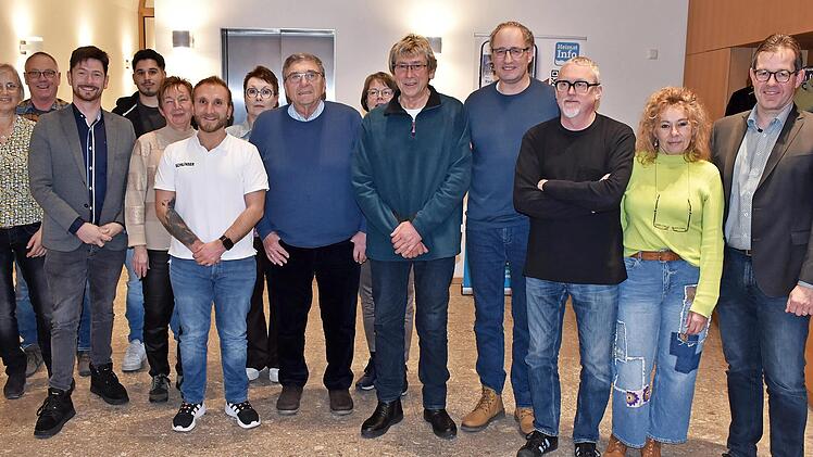 Die &bdquo;Ihr Ziel&ldquo;-Vorstandschaft mit Vorsitzendem Alfred Kalis (F&uuml;nfter von rechts), der gew&auml;hlten Vorstandschaft und B&uuml;rgermeister J&uuml;rgen G&auml;belein (rechts).