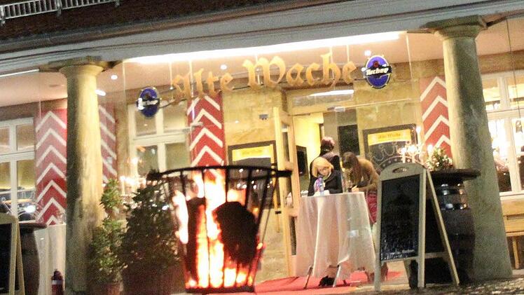 Roter Teppich, Feuerschalen ...