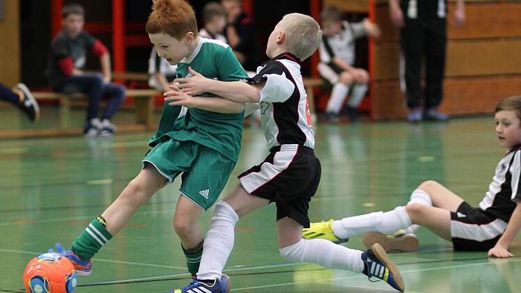 Spielszene vom Hallenturnier der F-Junioren in Kronach.  Foto: Heinric Weiß