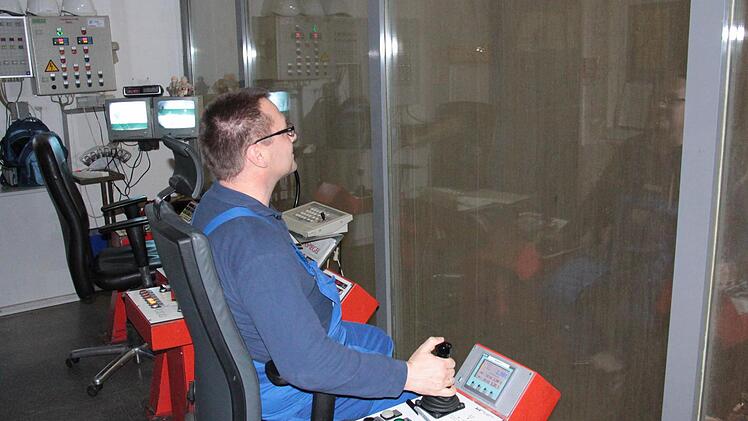 Ralf Finke in der Kran-Kanzel über dem Müllbunker. Er steuert den großen Greifer, mit dem der Müll umgesetzt wird, und er kann im Brandfall die Wasserwerfer auslösen.