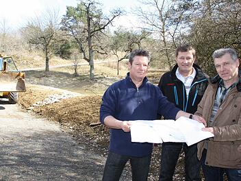 Über den neuen Teich in Ramsthal freuen sich (von links) Geschäftsführer Ralf Kiesel, Bauunternehmer Karl Wohlfahrt und Bürgermeister Alfred Gündling. Foto: Ralf Ruppert