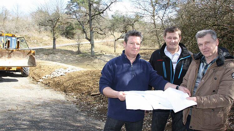 Über den neuen Teich in Ramsthal freuen sich (von links) Geschäftsführer Ralf Kiesel, Bauunternehmer Karl Wohlfahrt und Bürgermeister Alfred Gündling. Foto: Ralf Ruppert