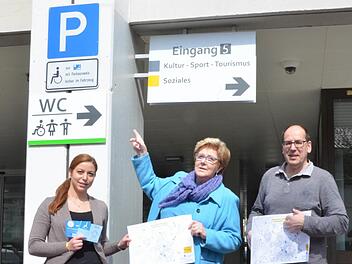 Jasmin Schrier, Gerlinde Deutsch und Detlef Heerlein sind Ansprechpartner für Behinderte, die sich über besondere Parkmöglichkeiten in Neustadt informieren wollen. Foto: Rainer Lutz