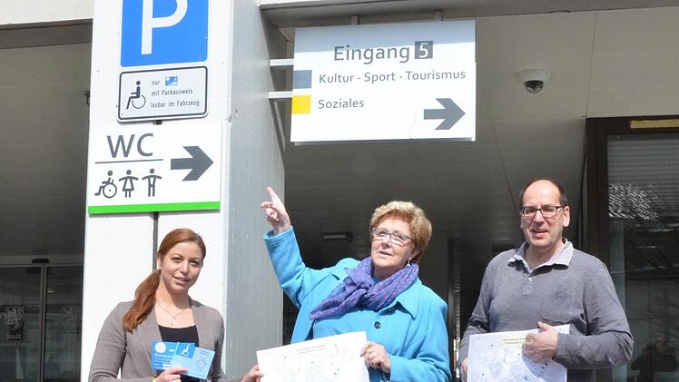 Jasmin Schrier, Gerlinde Deutsch und Detlef Heerlein sind Ansprechpartner für Behinderte, die sich über besondere Parkmöglichkeiten in Neustadt informieren wollen. Foto: Rainer Lutz
