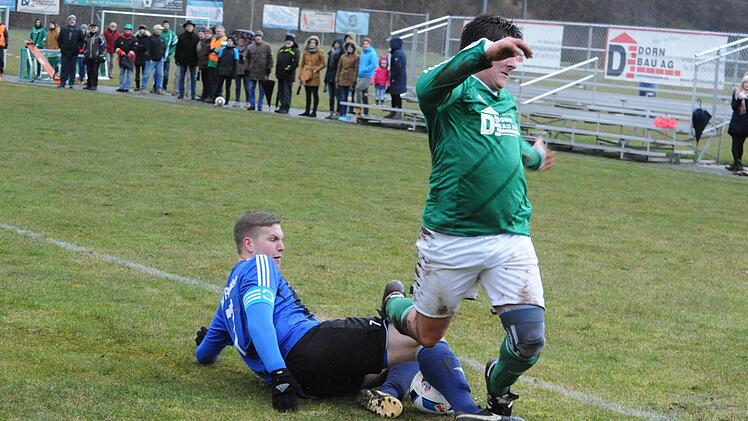 Kein Tor für den Sturmtank: Ein Erfolgserlebnis versagt blieb diesmal Stefan Wich. Auf unserem Szenenbild muss sich Bad Brückenaus Angreifer gegen den am Boden liegenden Röthleiner Christian Bollstetter behaupten. Foto: Hopf