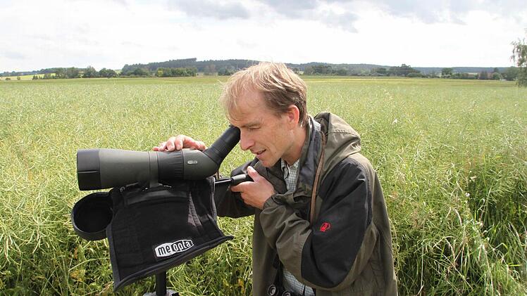 Frank Schneider beobachtet auf den brachliegenden Wiesen die Braunkehlchen. Foto: Jürgen Gärtner