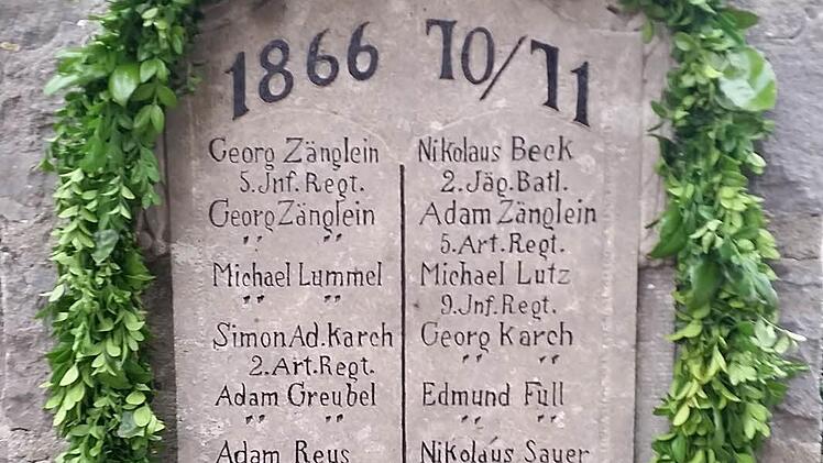 An furchtbare Kriegszeiten erinnert das Ehrenmal auf dem Kirchplatz Eltingshausen, darunter eine Gedenktafel an 1866 sowie 1870/71. Foto: Stefan Geiger