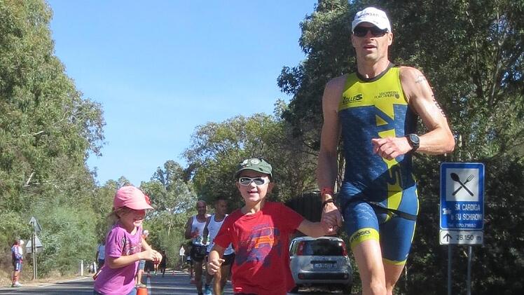 Mit Tochter Lucy (6, li.) und Sohn Tom (8) absolvierte Andi Maiwald die letzten Meter des Triathlons auf Sardinien.  Fotos: privat