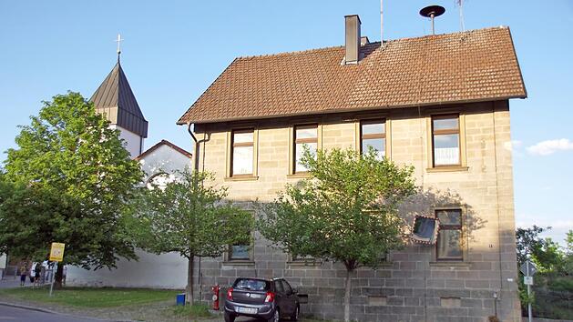 Der Gemeinderat Rauhenebrach und die Falsbrunner möchten, dass aus der leer stehenden alten Schule das neue Gemeinschaftshaus wird. Allerdings ist ein erster Planungsentwurf mit 850 000 Euro viel zu teuer für den Gemeindeteil mit 104 Einwohnern.  Foto: Sabine Weinbeer