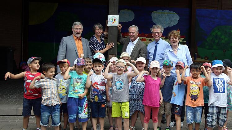 Der erste Familienstützpunkt im Landkreis Coburg wurde am Montag am Familienzentrum in Neustadt bei Coburg eröffnet. Über die neue Anlaufstelle für Ratsuchende in Erziehungsfragen freuten sich nicht nur die Kinder des Kindergartens Weidach, sondern auch Landrat Michael Busch, Leiterin Iris Förster, Ministerialrat Robert Höcherl, Oberbürgermeister Frank Rebhan und seine Stellvertreterin Elke Protzmann (von links). Foto: Bettina Knauth