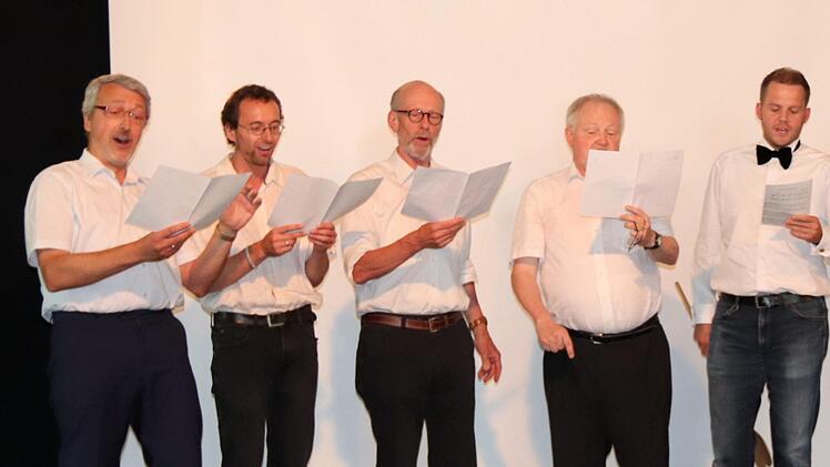 Die männlichen Fachschaftkollegen singen für Kurt Spitzer - er selbst wurde als Bass gebraucht (2. von rechts)  Foto: Johanna Blum