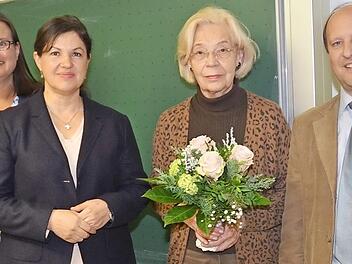 Langjährige Mitglieder ehrte der Trägerverein der Volkshochschule Kreis Kronach. Von links Annegret Kestler (Leiterin der VHS), Erste Vorsitzende Angela Hofmann, Anneliese Geyer, und Zweiter Vorsitzender Ralf Völkl  Foto: K.- H. Hofmann