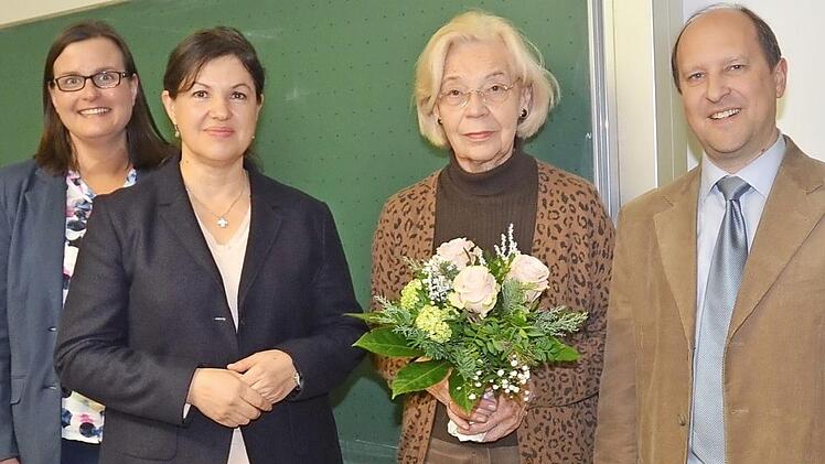 Langjährige Mitglieder ehrte der Trägerverein der Volkshochschule Kreis Kronach. Von links Annegret Kestler (Leiterin der VHS), Erste Vorsitzende Angela Hofmann, Anneliese Geyer, und Zweiter Vorsitzender Ralf Völkl  Foto: K.- H. Hofmann