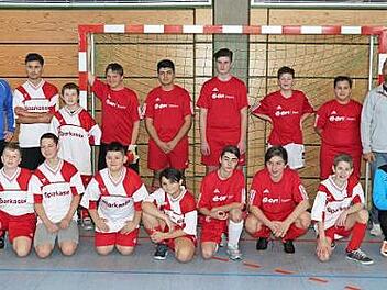 Die Mannschaft der Kronacher Pestalozzi-Schule sicherte sich den 2. Platz. Mit im Bild die Sportlehrer Stephan Schiller (rechts) und Maximilian Lindner (links).  Foto: Rainer Glissnik