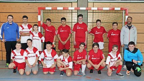 Die Mannschaft der Kronacher Pestalozzi-Schule sicherte sich den 2. Platz. Mit im Bild die Sportlehrer Stephan Schiller (rechts) und Maximilian Lindner (links).  Foto: Rainer Glissnik