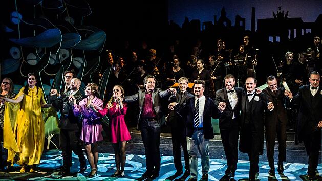 Reichlich Applaus gab es für die Premiere von Eduard Künnekes "Der Vetter aus Dingsda" im Landestheater Coburg.Foto: Jochen Berger