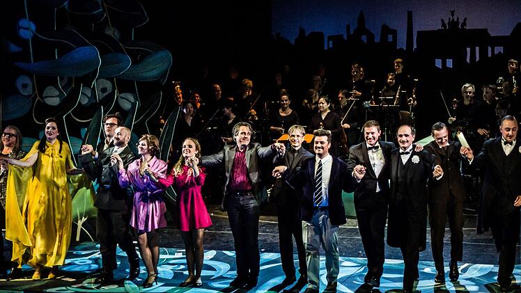 Reichlich Applaus gab es für die Premiere von Eduard Künnekes "Der Vetter aus Dingsda" im Landestheater Coburg.Foto: Jochen Berger