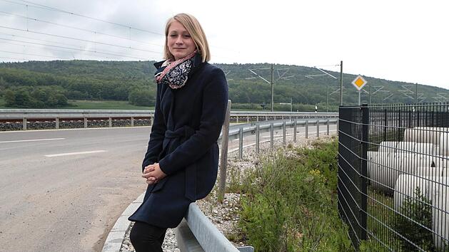 "Seit die Z&uuml;ge fahren, scheint kein Interesse mehr da zu sein, das zu regeln", sagt Sabine Porzner vom benachbarten Natursteinhandel. Rechts im Bild: ihr ZaunMatthias Hoch