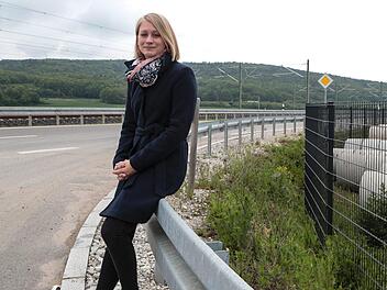 "Seit die Züge fahren, scheint kein Interesse mehr da zu sein, das zu regeln", sagt Sabine Porzner vom benachbarten Natursteinhandel. Rechts im Bild: ihr ZaunMatthias Hoch