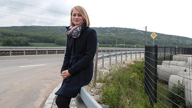 "Seit die Züge fahren, scheint kein Interesse mehr da zu sein, das zu regeln", sagt Sabine Porzner vom benachbarten Natursteinhandel. Rechts im Bild: ihr ZaunMatthias Hoch