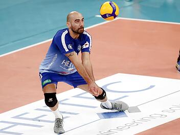 Der Eltmanner Au&szlig;enangreifer Carlos "Kadu" Anthony fordert nach dem gegnerischen Aufschlag eine bessere Annahme. Daran haperte es in den ersten Heitec-Spielen des &Ouml;fteren.  Foto: Daniel L&ouml;b