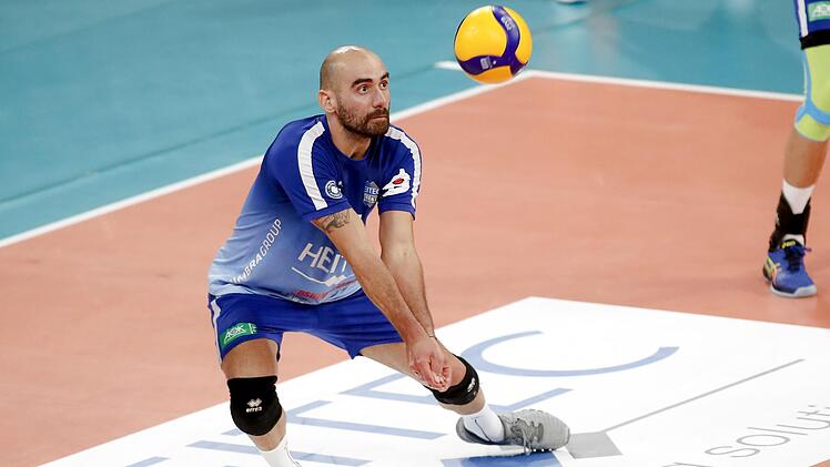 Der Eltmanner Au&szlig;enangreifer Carlos "Kadu" Anthony fordert nach dem gegnerischen Aufschlag eine bessere Annahme. Daran haperte es in den ersten Heitec-Spielen des &Ouml;fteren.  Foto: Daniel L&ouml;b