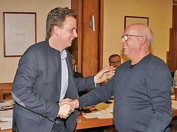 Ohne Gegenstimme wurde Tobias Ehrlicher (links) vom SPD-Ortsverein zum B&uuml;rgermeisterkandidaten nominiert. Erster Gratulant war Fraktionsvorsitzender Axel Dorscht, der Ehrlicher auch der Versammlung vorgeschlagen hatte.  Foto: Martin Rebhan