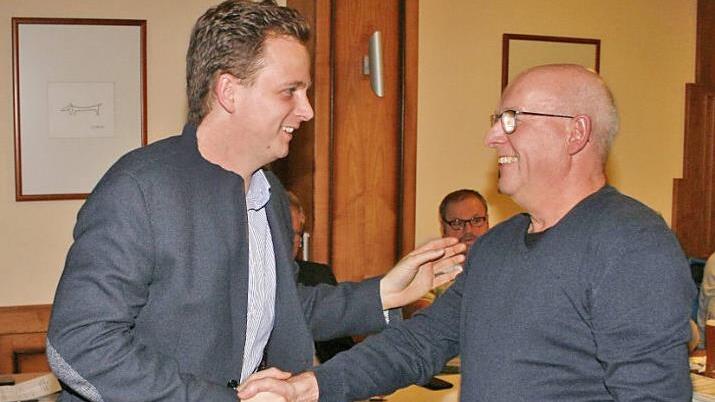 Ohne Gegenstimme wurde Tobias Ehrlicher (links) vom SPD-Ortsverein zum B&uuml;rgermeisterkandidaten nominiert. Erster Gratulant war Fraktionsvorsitzender Axel Dorscht, der Ehrlicher auch der Versammlung vorgeschlagen hatte.  Foto: Martin Rebhan