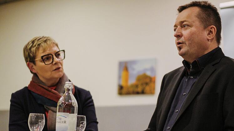 Auch Sabine Dittmar und Wolfgang Brühl beantworteten bei der SPD-Veranstaltung die Fragen der Bürger. Foto: Teresa Hirschberg