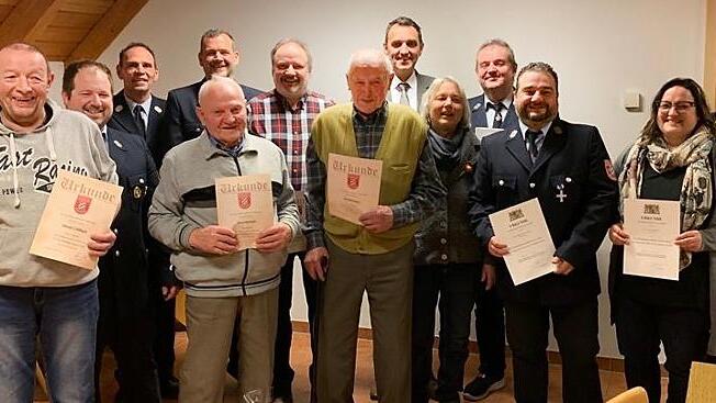 Bei den Ehrungen der Feuerwehr Wildenberg (von links): Harald Löhlbach, Kommandant Benny Grampp, Kreisbrandmeister Markus Reischl, Vorsitzender Stefan Hauck, Artur Drechsler, Horst Bauer, Konrad Hauck, Bürgermeister Jörg Neubauer, Landrats-Stellve...