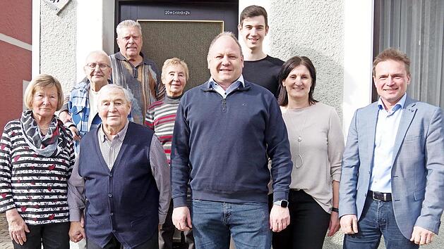 Toni Martin (vorne, Zweiter von links) feierte im Kreis der Familie seinen 80. Geburtstag. Mit im Bild ist B&uuml;rgermeister Frank Jakob (rechts), der seitens der Stadt gratulierte.