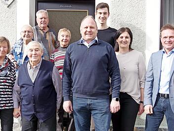 Toni Martin (vorne, Zweiter von links) feierte im Kreis der Familie seinen 80. Geburtstag. Mit im Bild ist Bürgermeister Frank Jakob (rechts), der seitens der Stadt gratulierte.