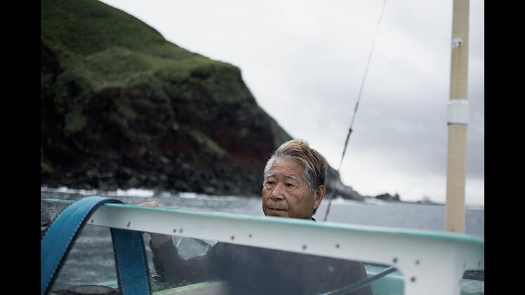 Wie verhalten sich Menschen, die mit der ständigen Bedrohung durch Monsterwellen leben? "Terra X" besucht die japanische Insel Aogashima. Die Insel liegt inmitten eines Hotspots für Monsterwellen. Fischer Seiichi Hiroe berichtet von seinen Erfahrungen auf der See.