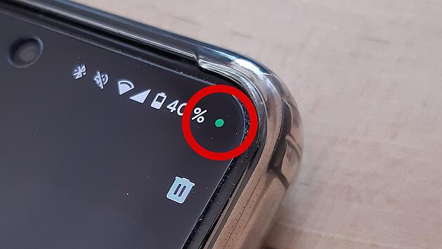 Gr&uuml;ner Punkt am Handy-Display - das verr&auml;t er dir