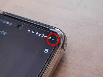 Gr&uuml;ner Punkt am Handy-Display - das verr&auml;t er dir