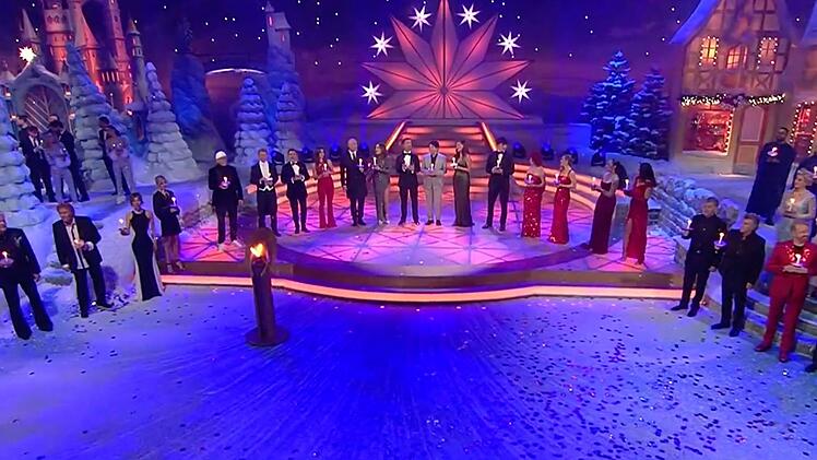 Die Stars halten das Friedenslicht aus Bethlehem.