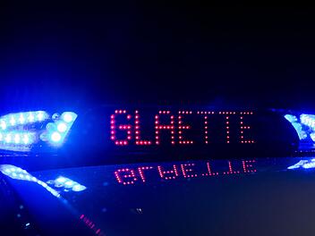 Gl&auml;tteunf&auml;lle und Eisplatte auf A3 bei Erlangen