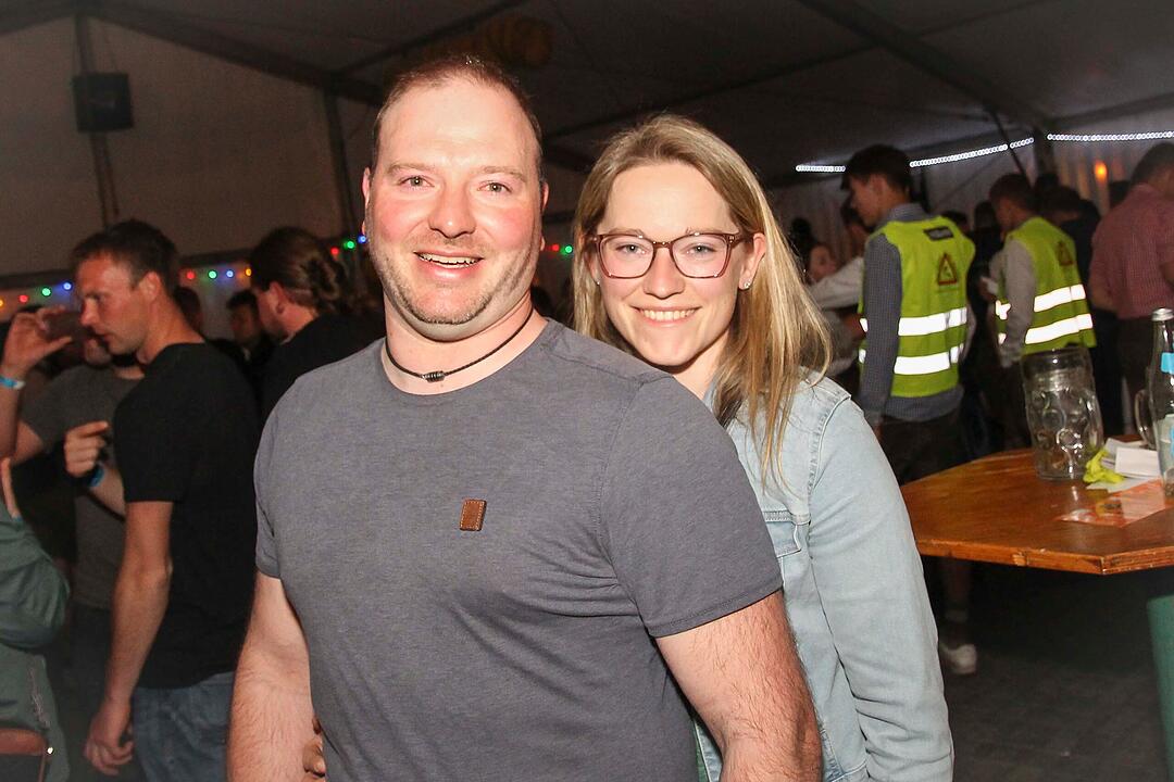 Dirndl vs. Lederhosen