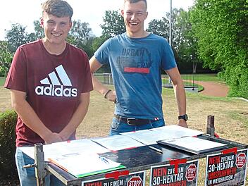 Eine private Petition starteten Felix Bischoff und Jonas Bischoff und warben um Unterschriften. Michael Stelzner