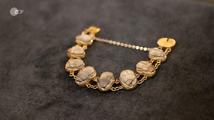 Ein Armband aus 585er Gold mit Skarab&auml;en aus Speckstein wurde von Wendela Horz in die 1950er/60er Jahre datiert.
