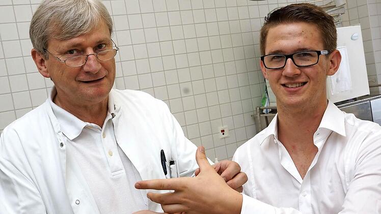 Chirurg Franz Kielbassa schaut sich den Finger von Jan Wenzel an. Foto: Arkadius Guzy