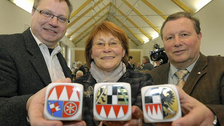 Peter Kuhn, Sonja Keil und Klaus Häffner (von links) wurden 2009 mit Frankenwürfeln ausgezeichnet. Foto: David Ebner/dpa