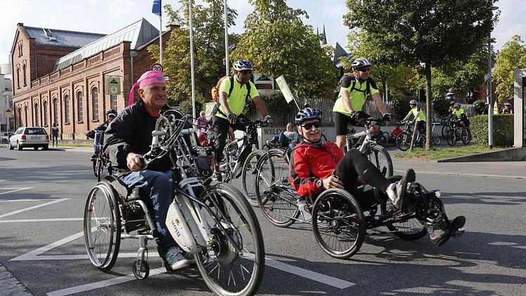 Konrad Kirrbach (Links) startet zusammen mit den "gelben Radl-Engeln" in die Tour Foto: Matthias Hoch