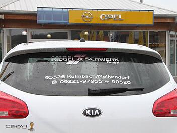 Künftig unter einem Dach in der Albert-Ruckdeschel-Straße in Kulmbach: die Auto-Marken Kia und Opel. Foto: Jürgen Gärtner